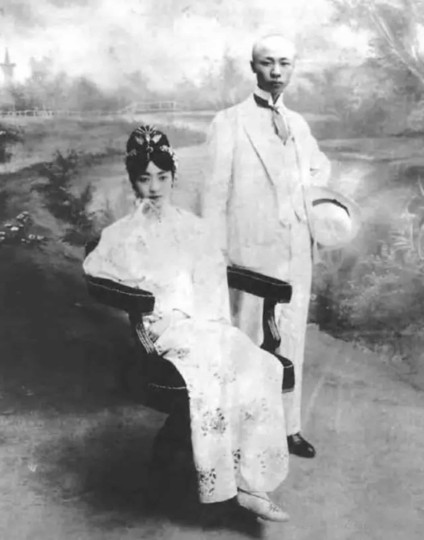 Puyi und Gobulo Wan Rong