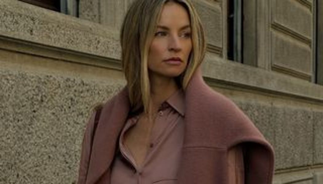 These Last-Chance Black Friday Cashmere, Satin, and Velvet Deals Will Make Your Wardrobe Look Richer