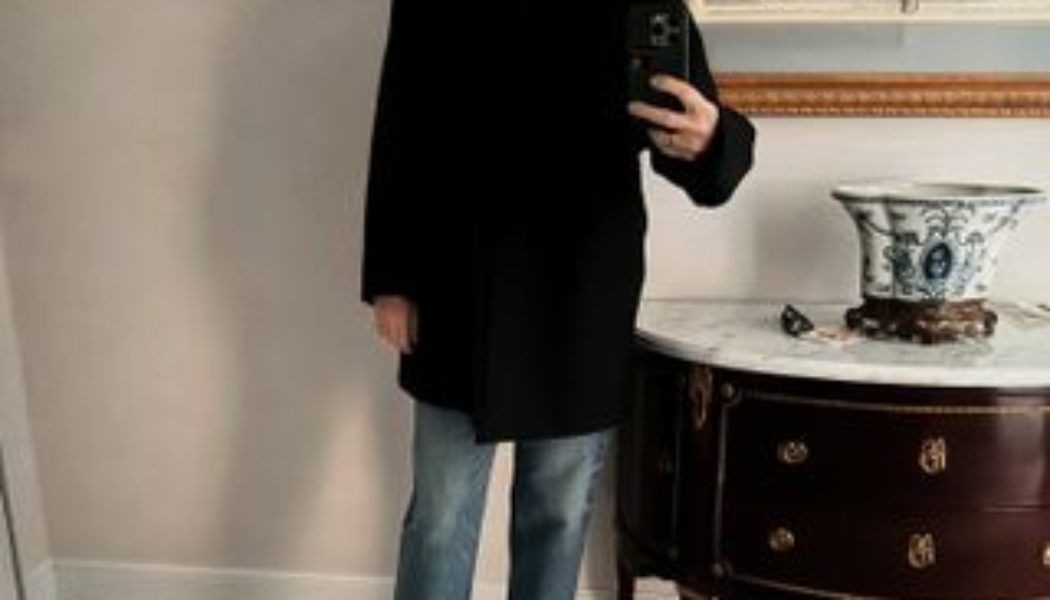 Celebs in Their 40s and 50s Are Styling Jeans With This One Sneaker Color Trend