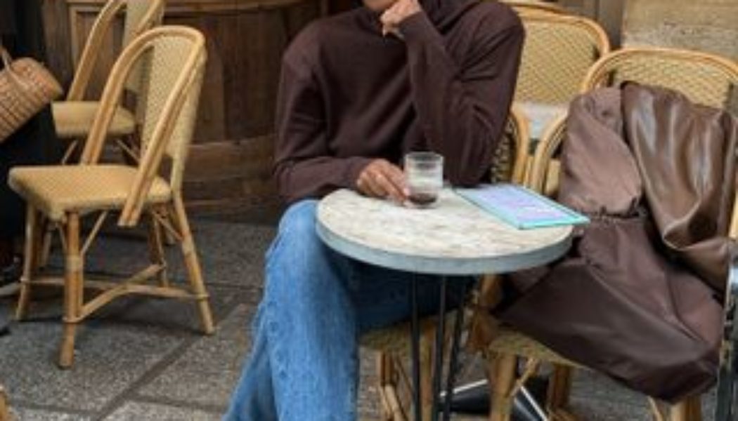 Fashion People Agree—Jeans Always Look Chic Paired With This Smart Flat Shoe Trend