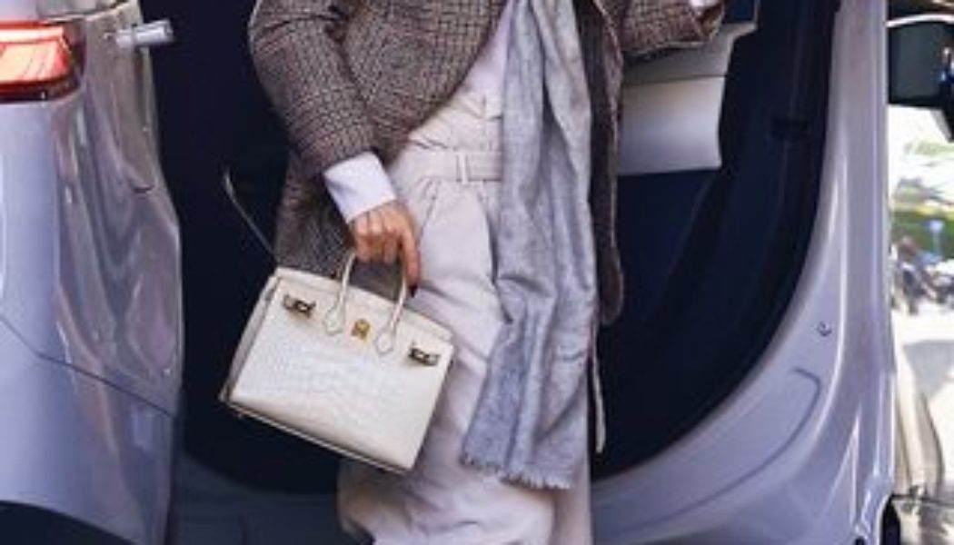 J.Lo Has Already Swapped Her Black Bag For the Bag Color Trend Chic Dressers Carry in the Spring