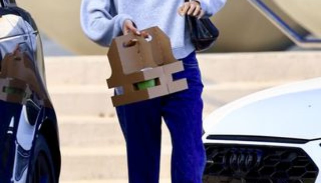 Kaia Gerber Just Wore the Shoes That Always Look Good With Straight-Leg Jeans