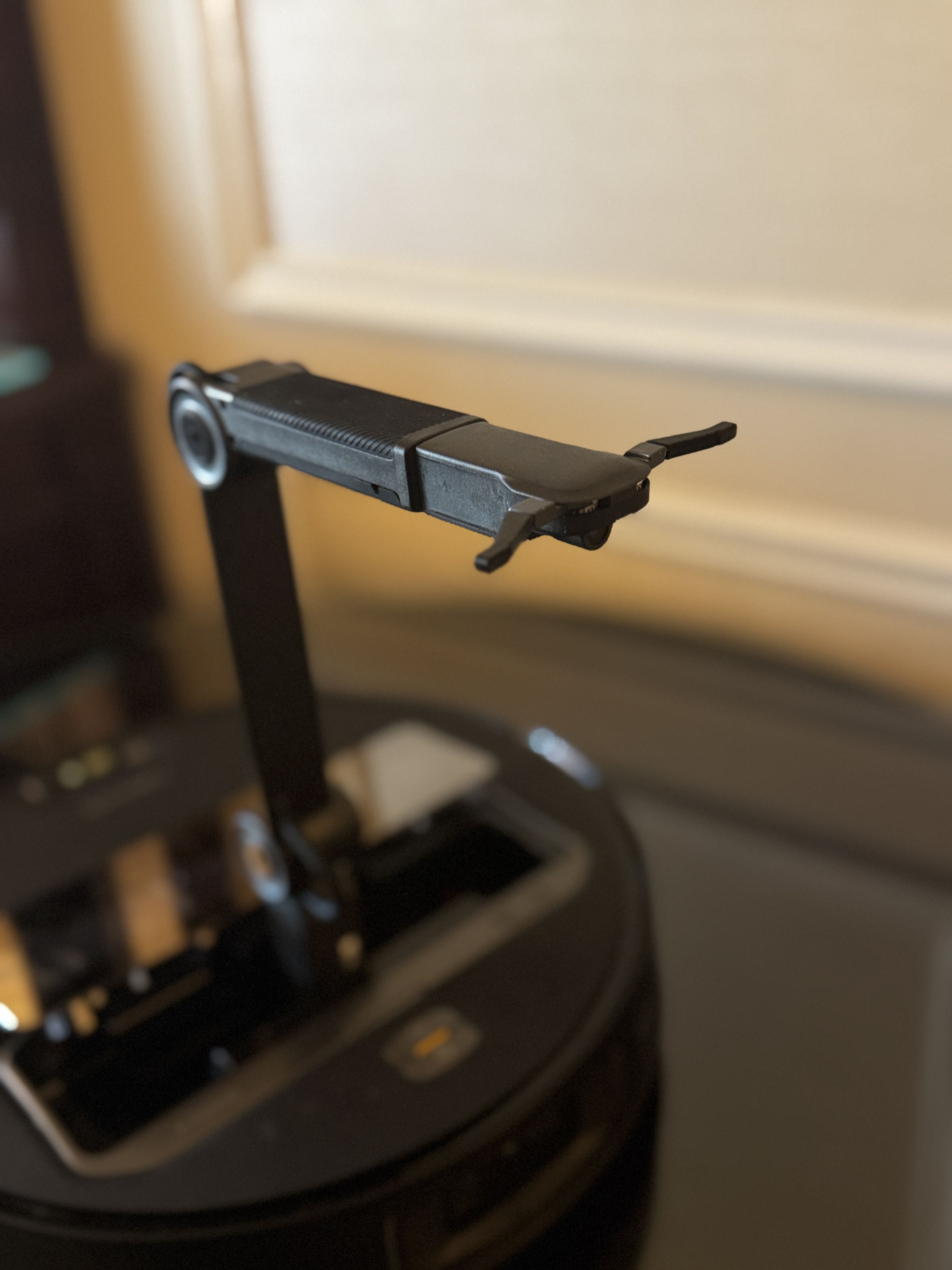 The OmniGrip arm on the Roborock Saros Z70.