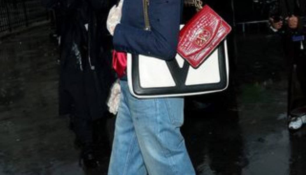 This Cheap Shoe-Styling Trick Is How to Keep Cropped Jeans From Looking Dated in 2025