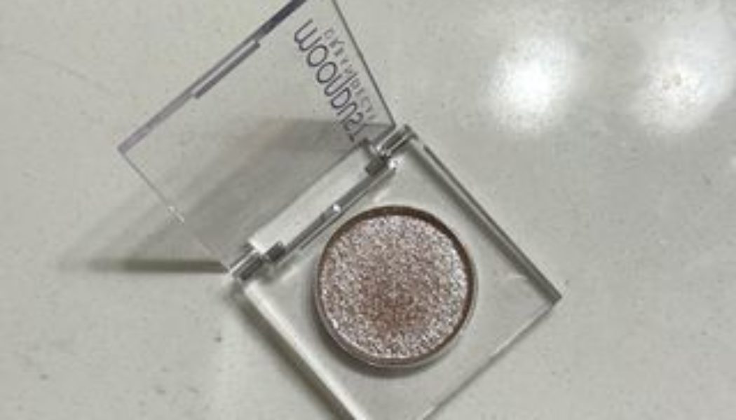 This Iconic Mid-2000s Eye Shadow Is Going Viral (Again)—Here's Why It Should Be in Your Makeup Bag