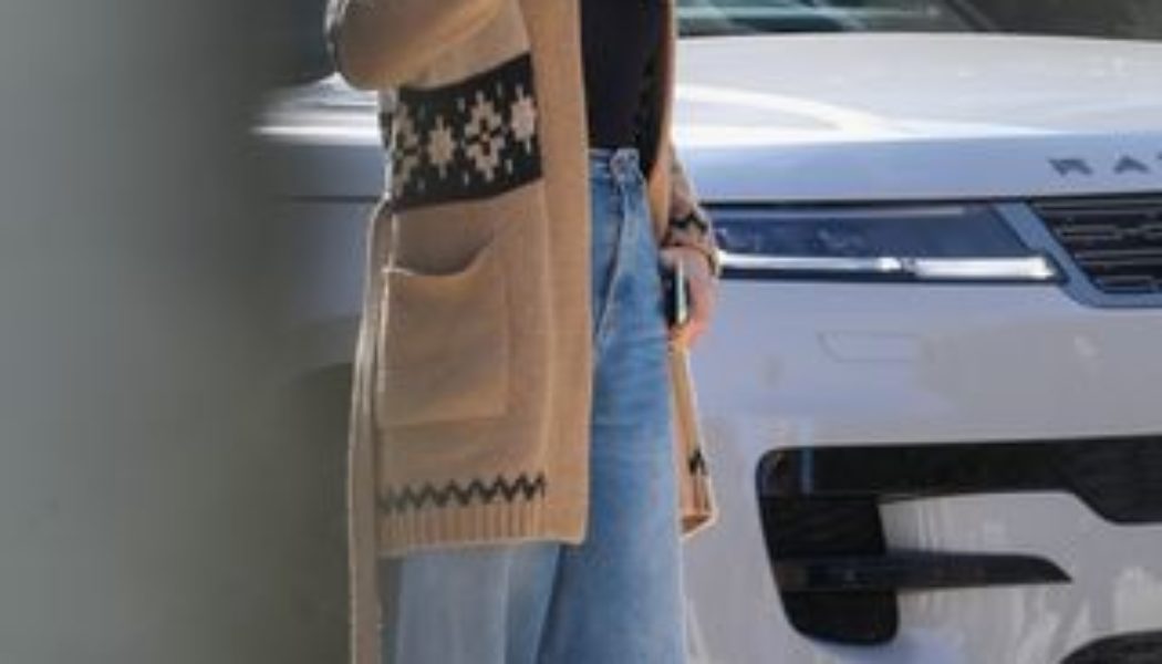 J.Lo Just Ditched Her Skinny Jeans to Wear This 2025 Denim Trend With $160 Uggs