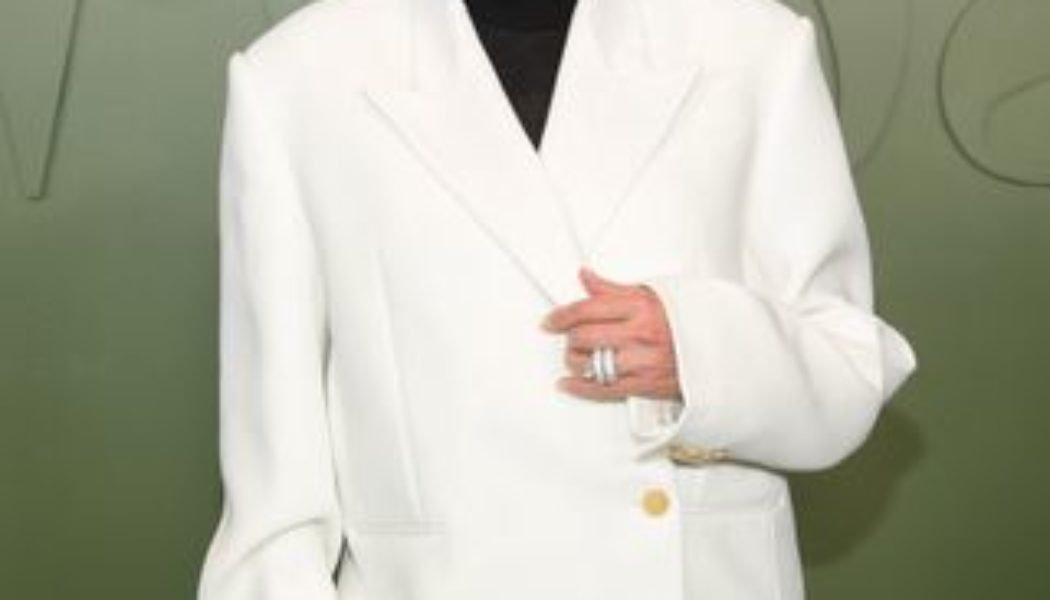 Linda Evangelista's Best Beauty Secrets Include This "IYKYK" Facialist and Under-$20 Mascara