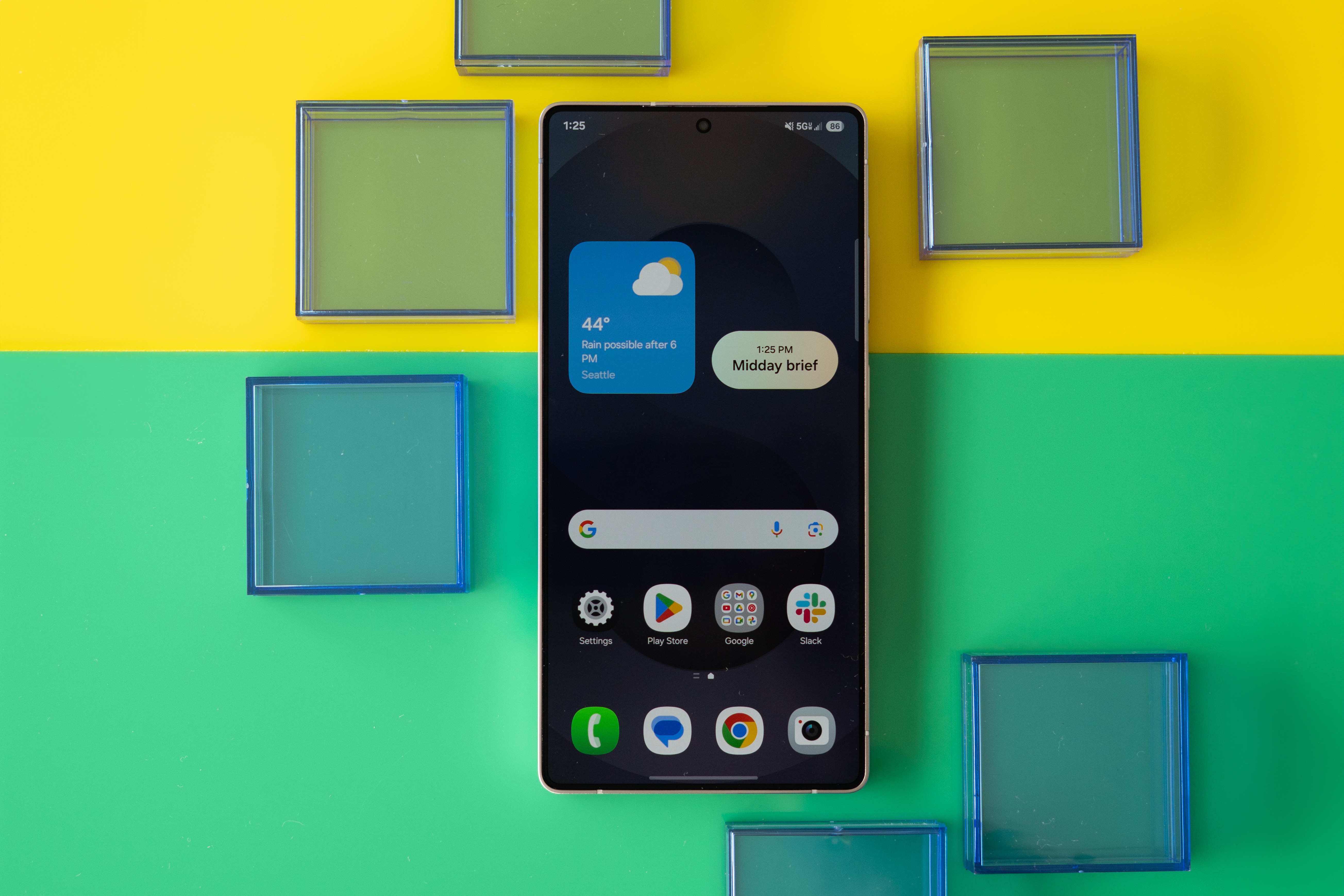 Samsung Galaxy S25 Ultra showing homescreen on a green and yellow background.