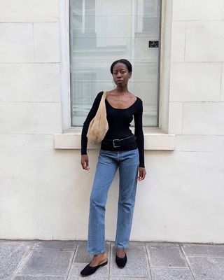 An image of influencer @sylviemus_ wearing slippers, an alternative to ballet flats.