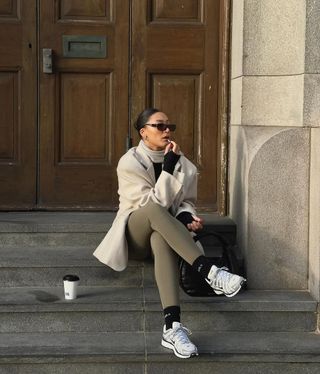 Tegan wearing leggings