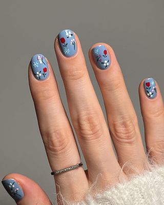 Vintage print nails.
