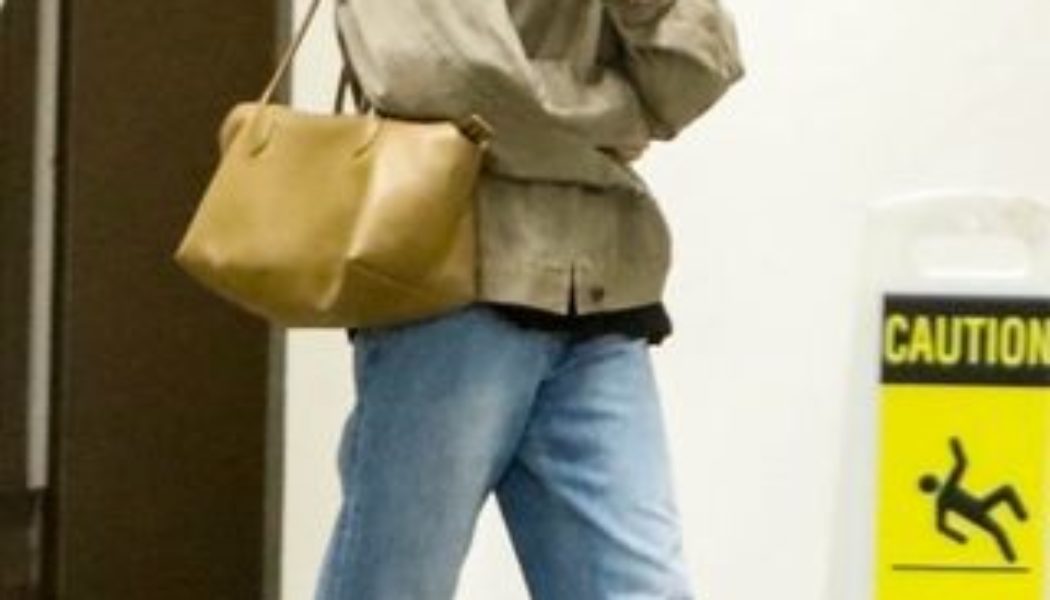 I've Lost Count of the Number of Celebrities I've Seen Carry This Genius Handbag Trend