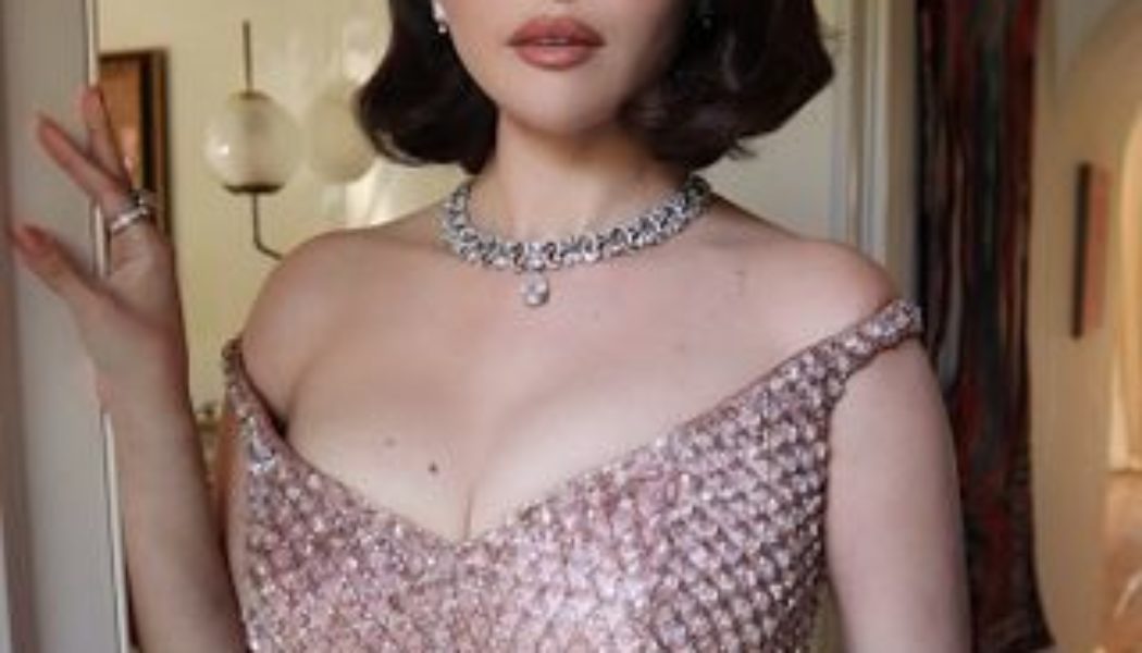 Selena Gomez Is Dripping in Jewels at the Oscars—Her "Peach Champagne" Mani Looks Just as Expensive