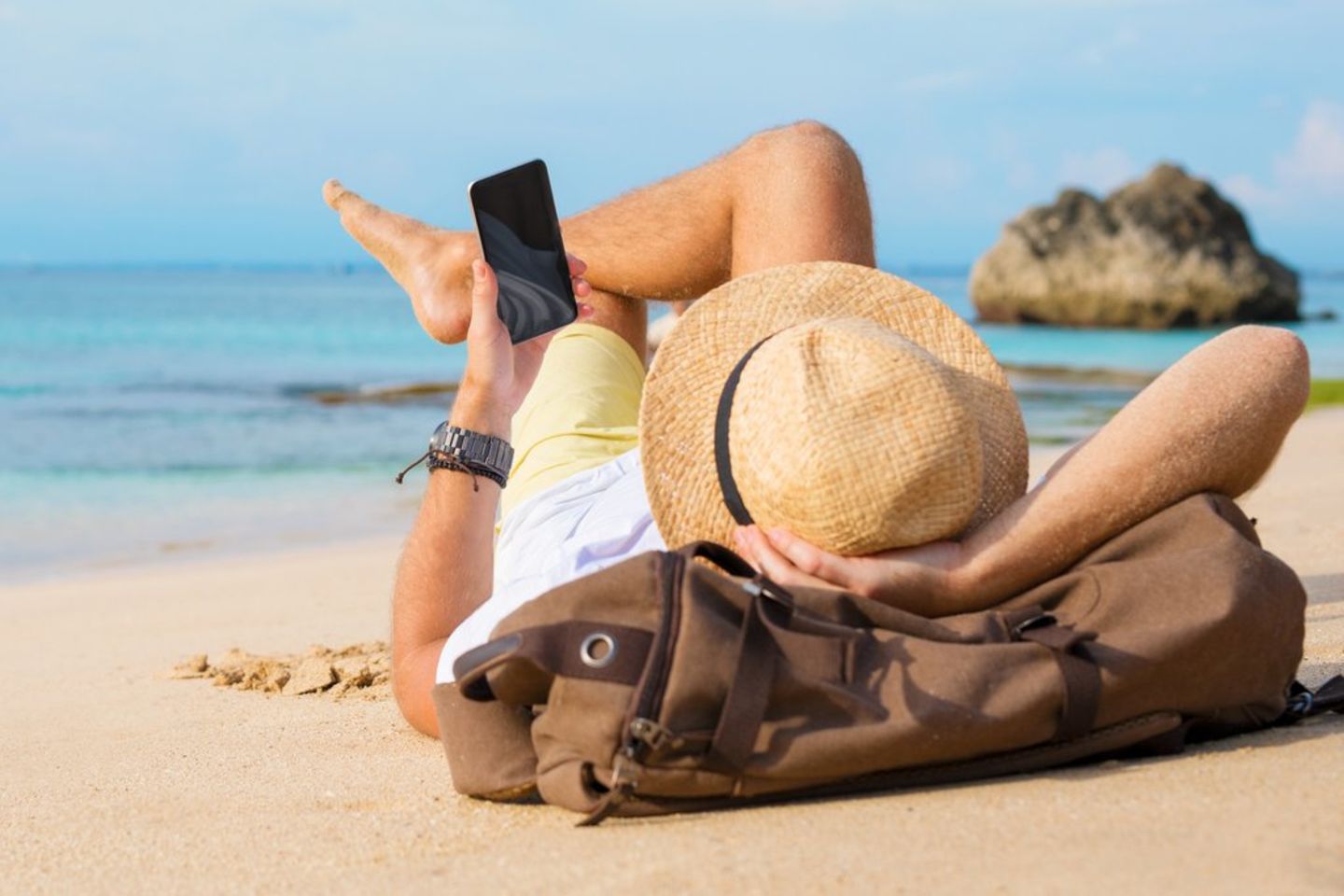 In Spanien am Strand - aber nicht ohne das Smartphone - davon träumen die meisten Deutschen laut einer Studie.