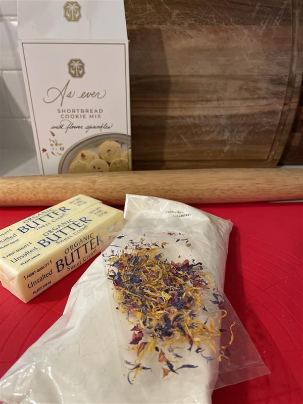 Die Backmischung enthält getrocknete Blüten.