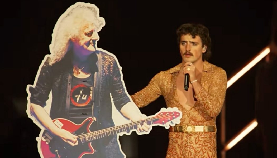 Benson Boone pranks Coachella Weekend 2 crowd with Brian May cardboard cutout