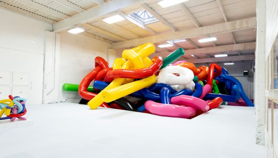 Cj Hendry Pokes Fun at Jeff Koons with Balloon-Inspired Exhibition