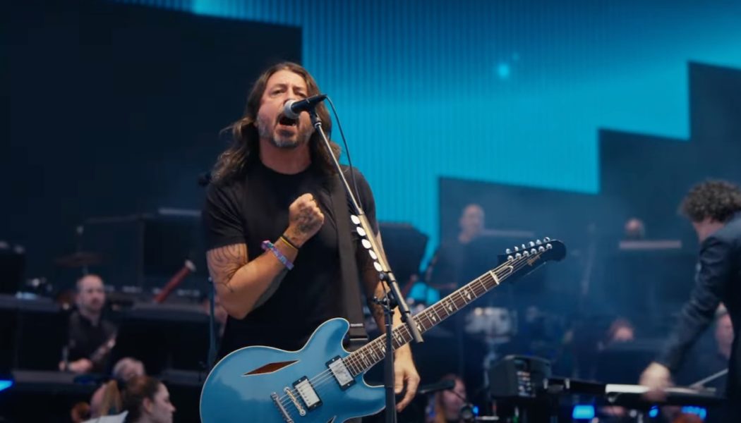 Dave Grohl Performs "Everlong" with LA Philharmonic at Coachella