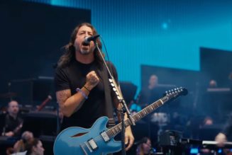 Dave Grohl Performs "Everlong" with LA Philharmonic at Coachella
