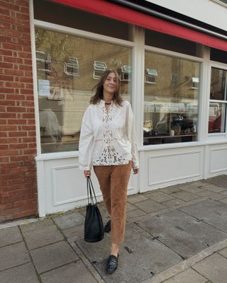 Influencer wears a blouse from Zara