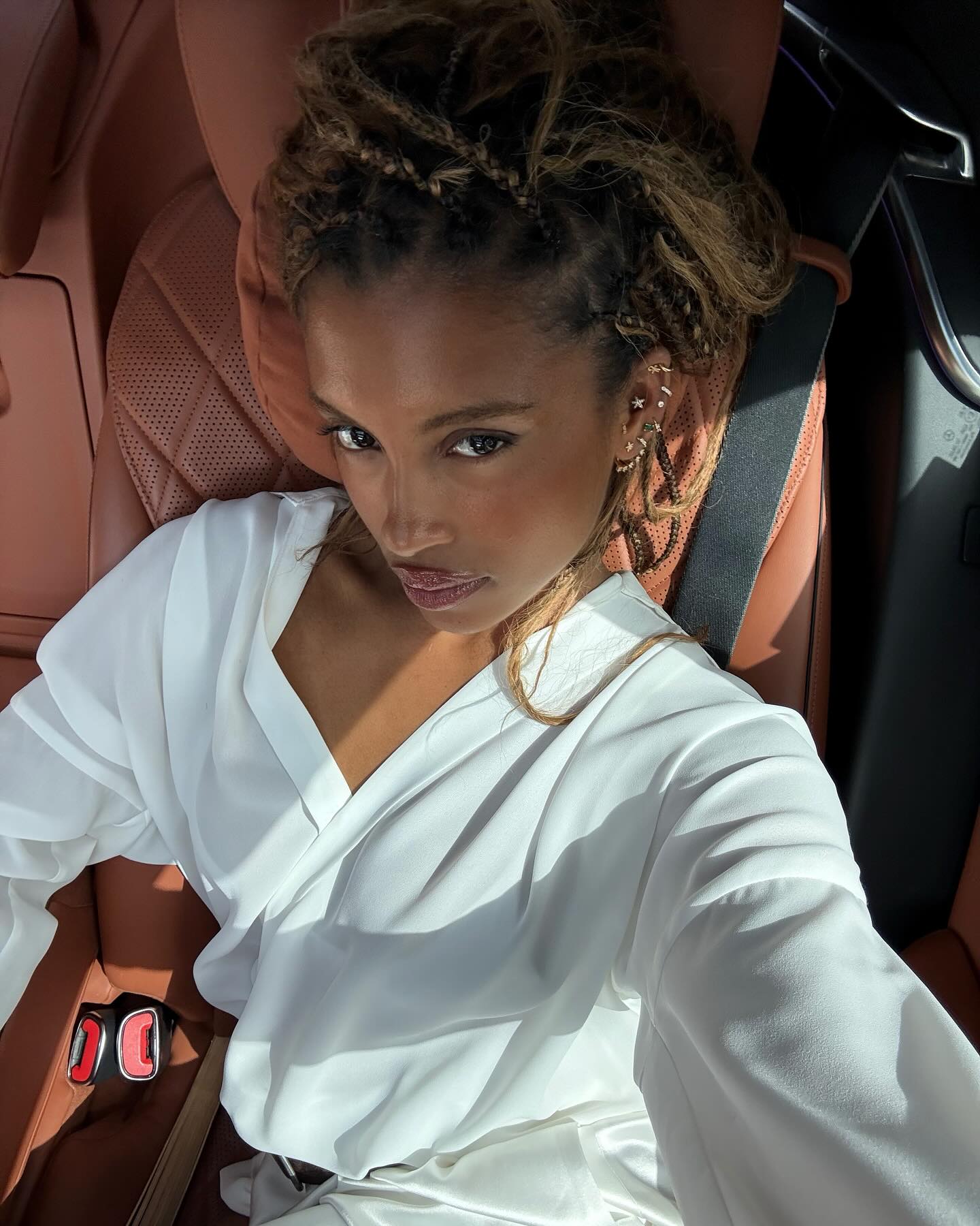 @mv.tiangue with highlighted hair