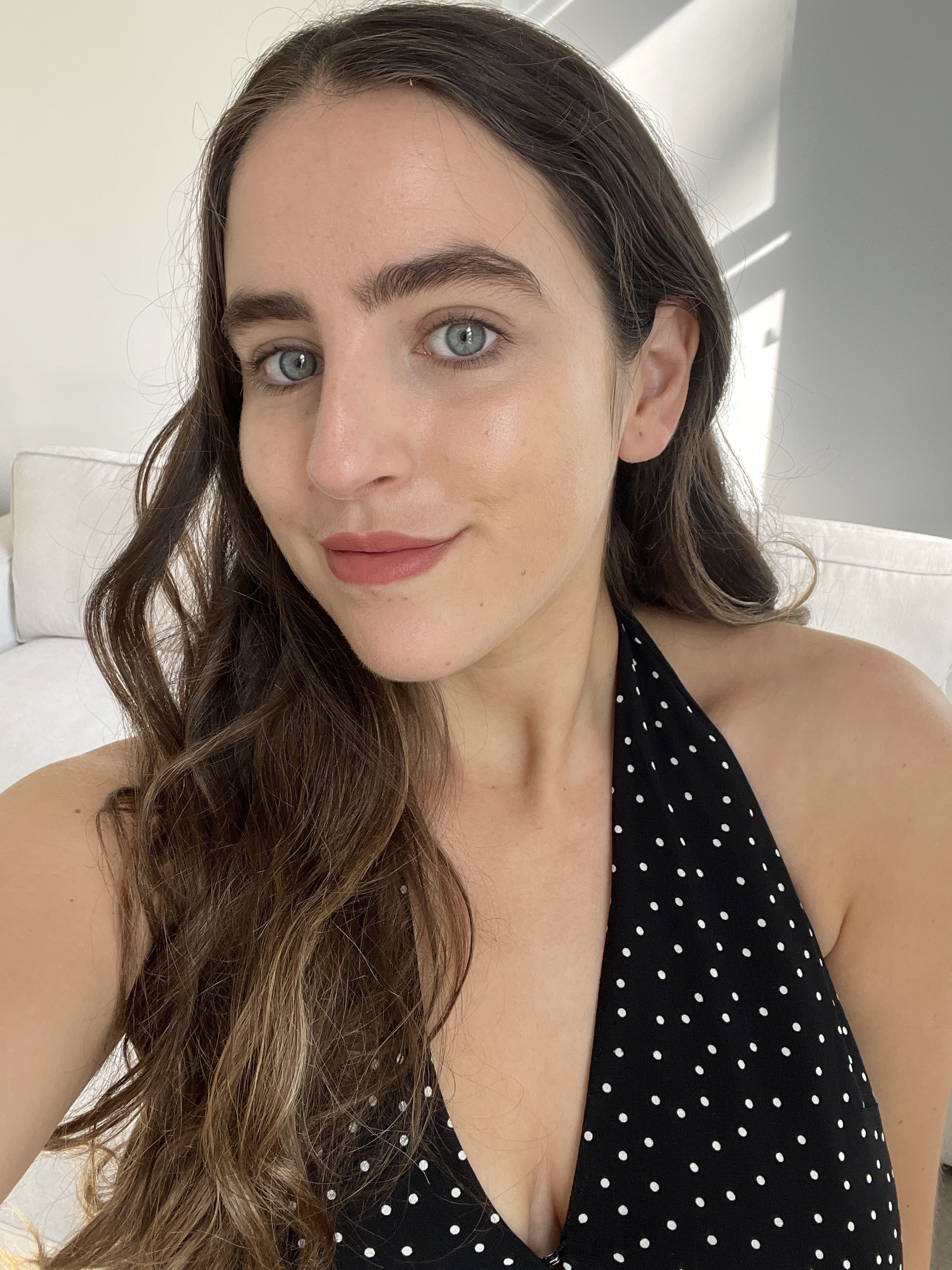 An image of Who What Wear SEO Writer Ava Gilchrist reviewing the Westman Atelier Sun Tone Bronzing Drops.