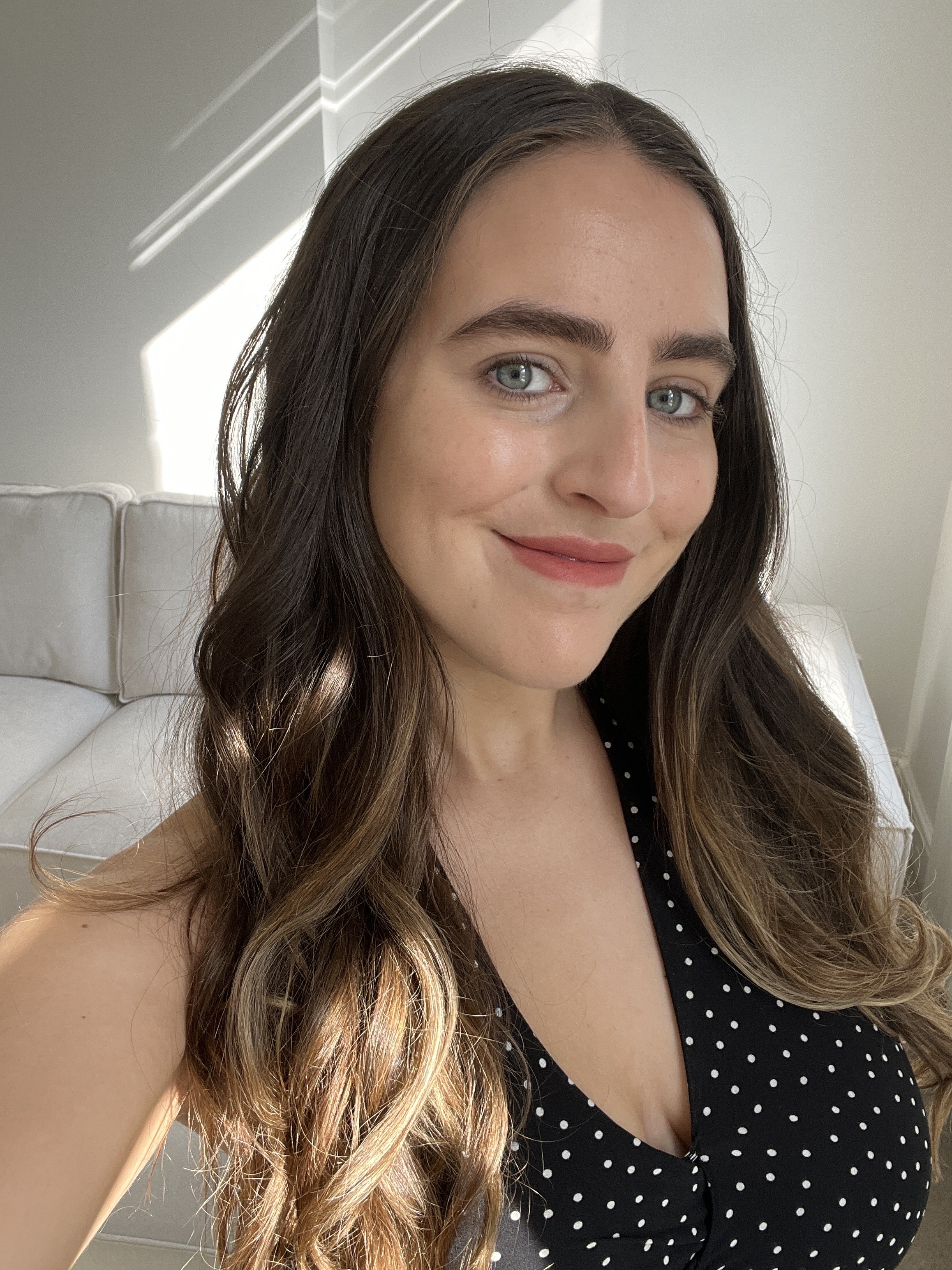 An image of Who What Wear SEO Writer Ava Gilchrist reviewing the Westman Atelier Sun Tone Bronzing Drops.