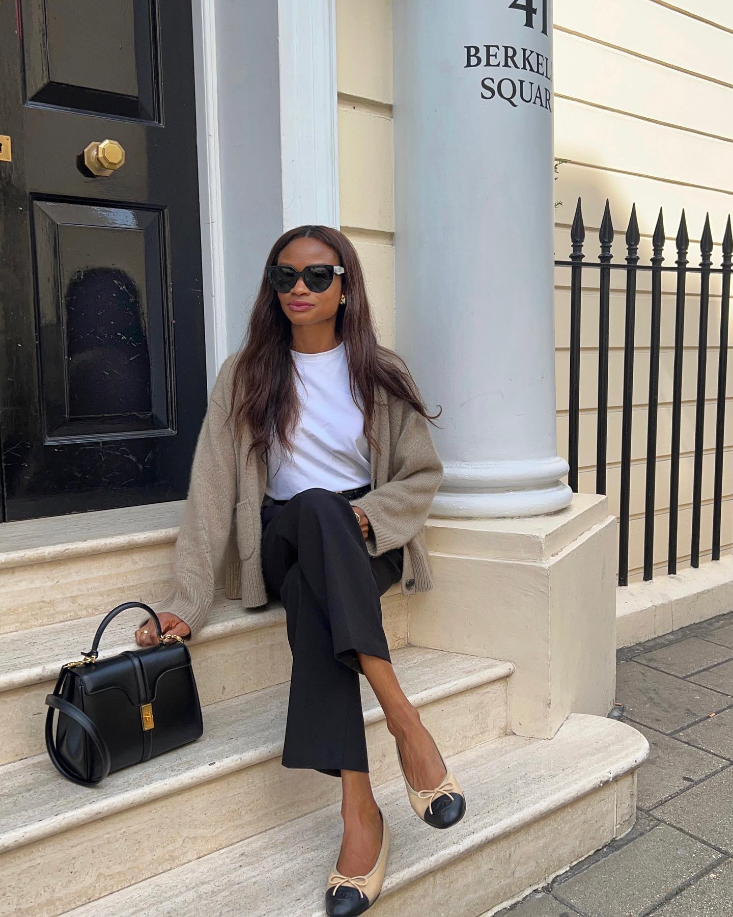 Influencer wears cropped trousers and ballet flats