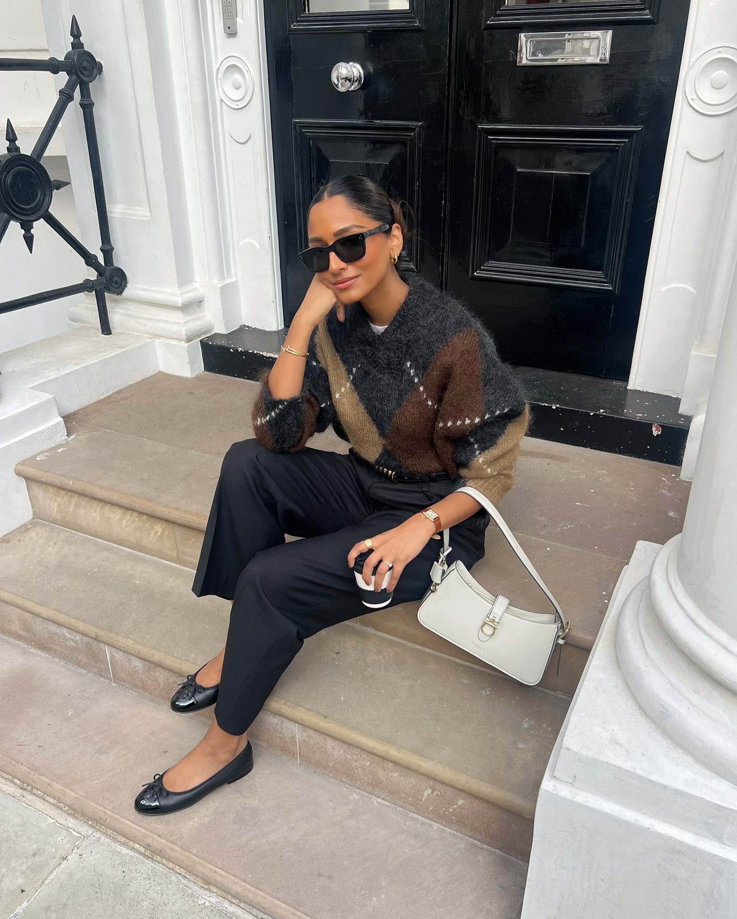 Influencer wears cropped trousers and ballet flats