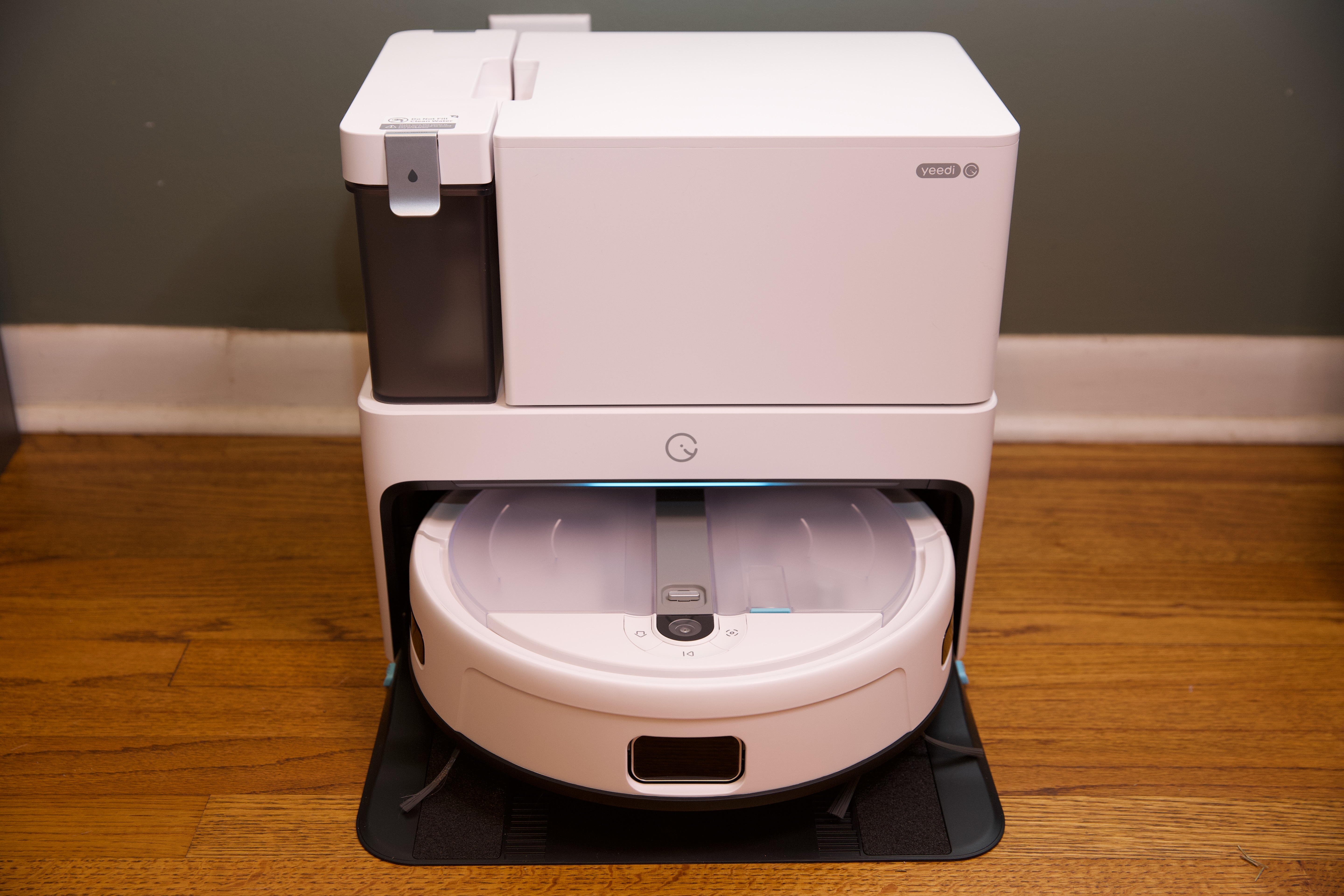 Photo of Yeedi Cube robot vacuum sitting in dock