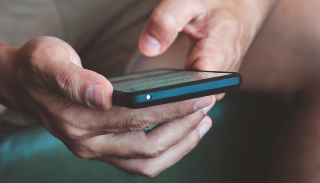 Zu viel am Tippen und Scrollen? Das hilft gegen den "Handy-Daumen"