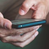 Zu viel am Tippen und Scrollen? Das hilft gegen den "Handy-Daumen" - freenet.de