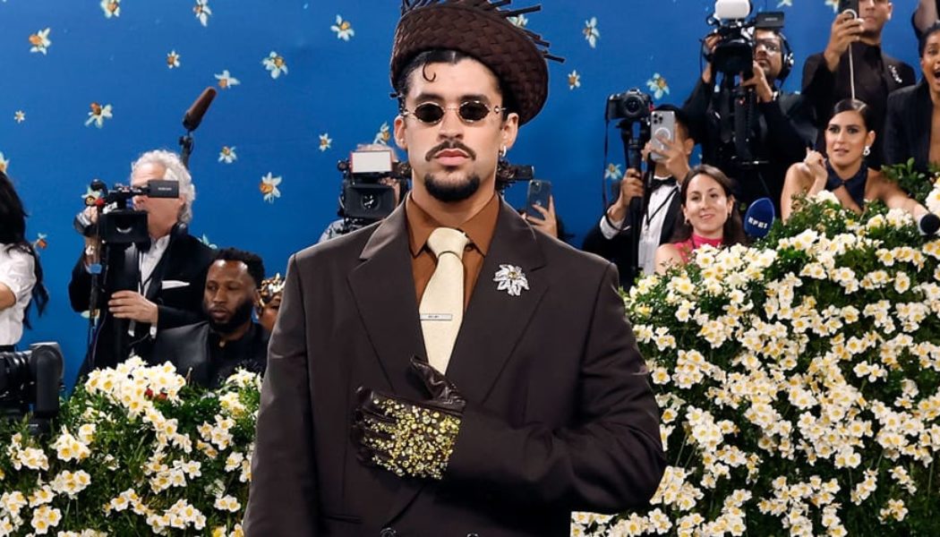 Bad Bunny 'DeBÍ TiRAR MáS FOToS' Jumps Back to No. 1 on Billboard 200
