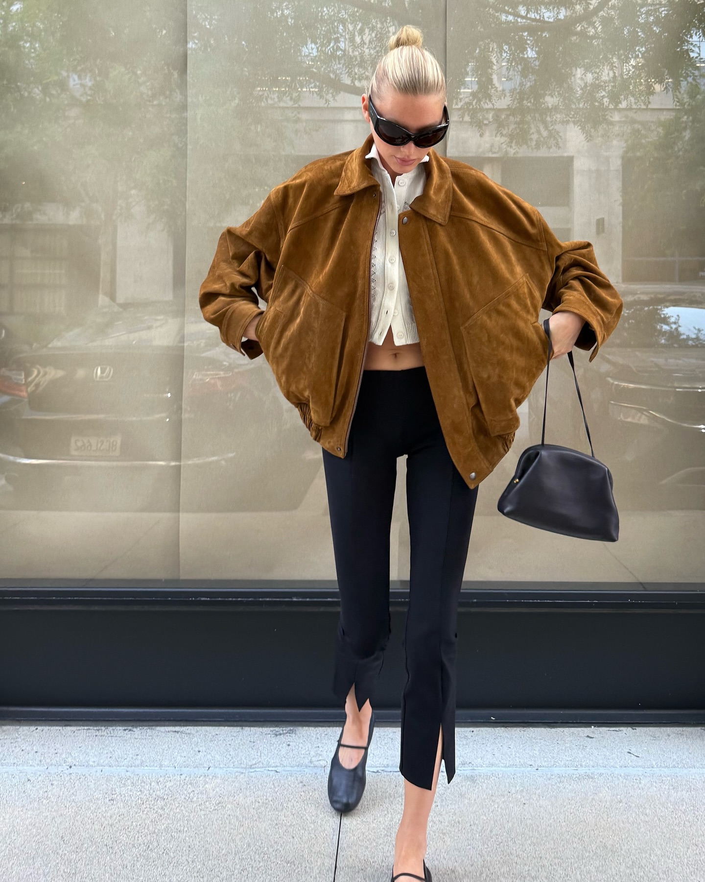 Influencer wears capri pants with ballet flats.