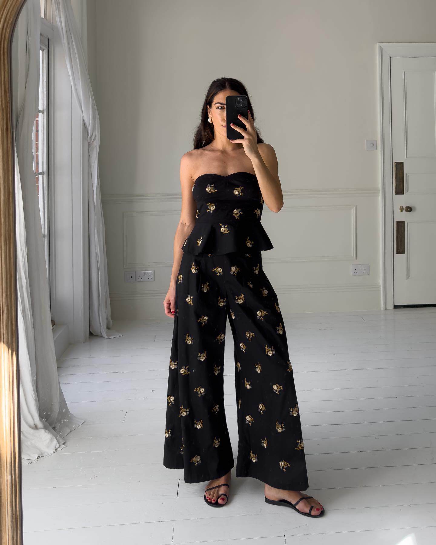 An image of @_jessicaskye wearing a waisted top.