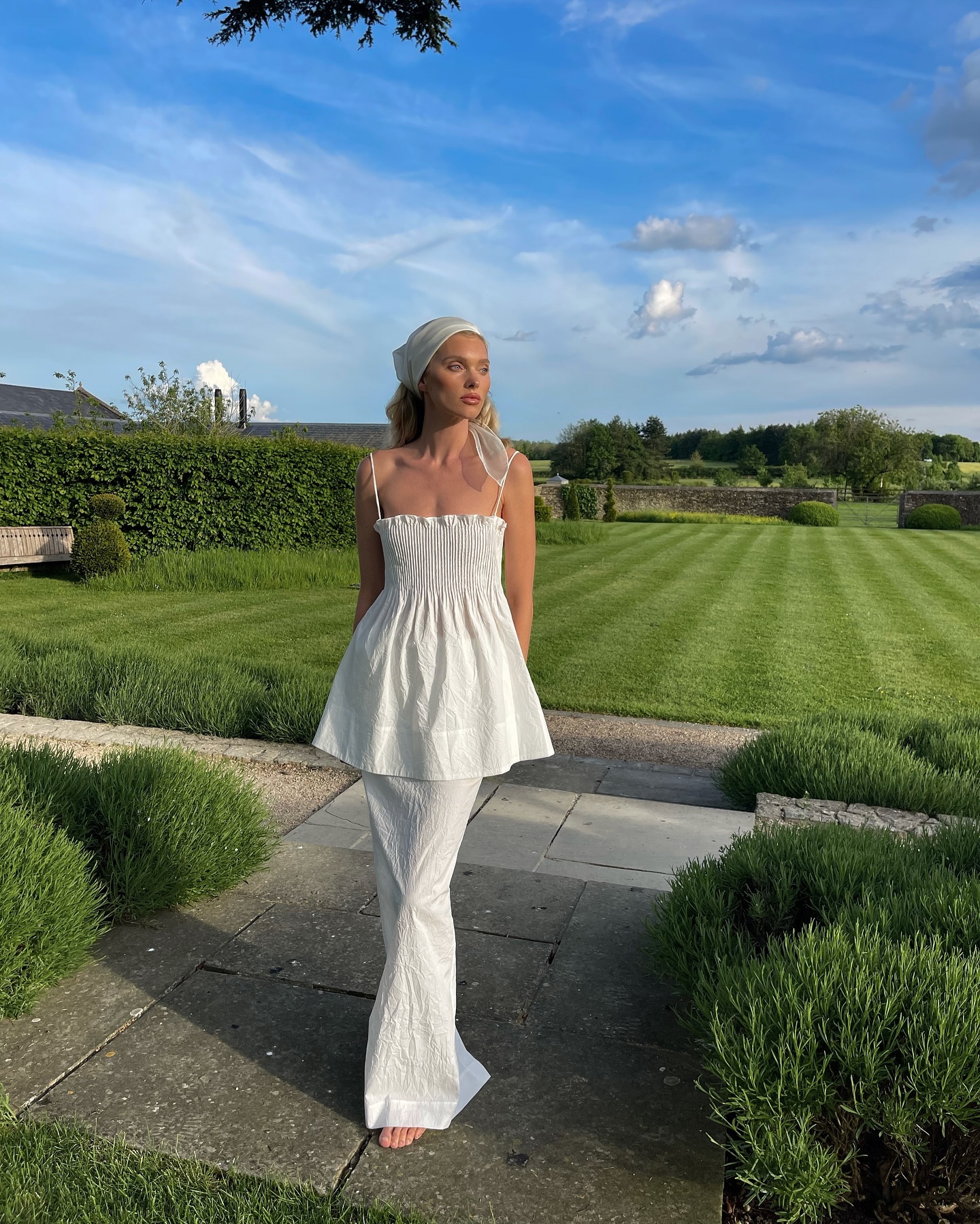 An image of @hoskelsa wearing a waisted top.