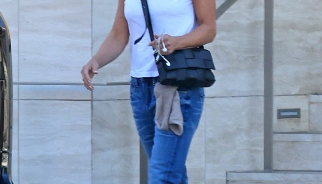 Jennifer Aniston Just Abandoned Her Signature Flip-Flops for These Anti-Trend Shoes