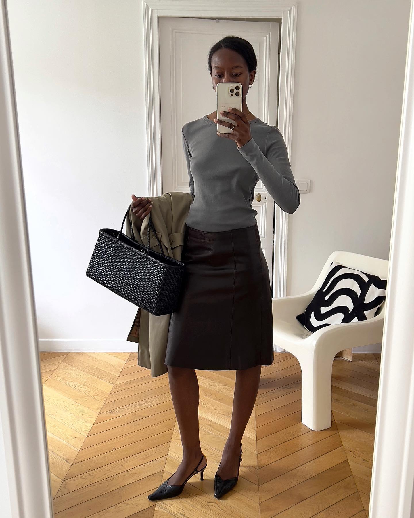 An image of @sylviemus_ wearing a woven leather bag.