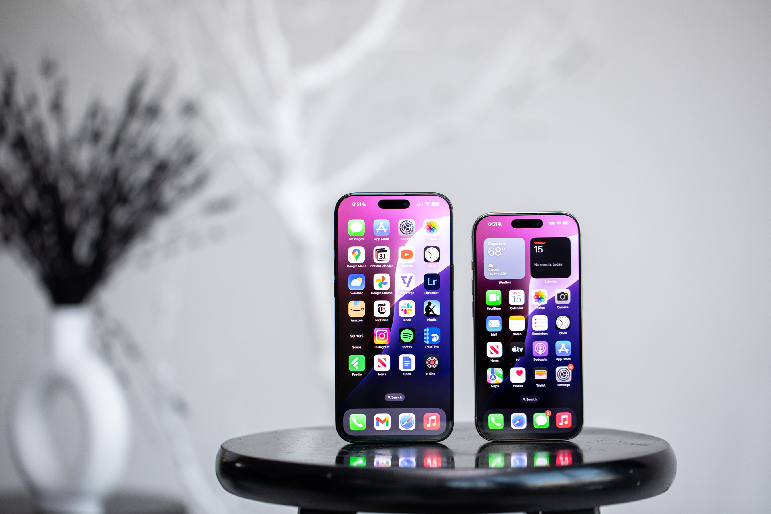 A picture of the iPhone 16 Pro and Pro Max next to each other.