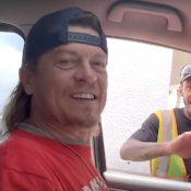 Wes Scantlin previews new Puddle of Mudd album for Jiffy Lube employee