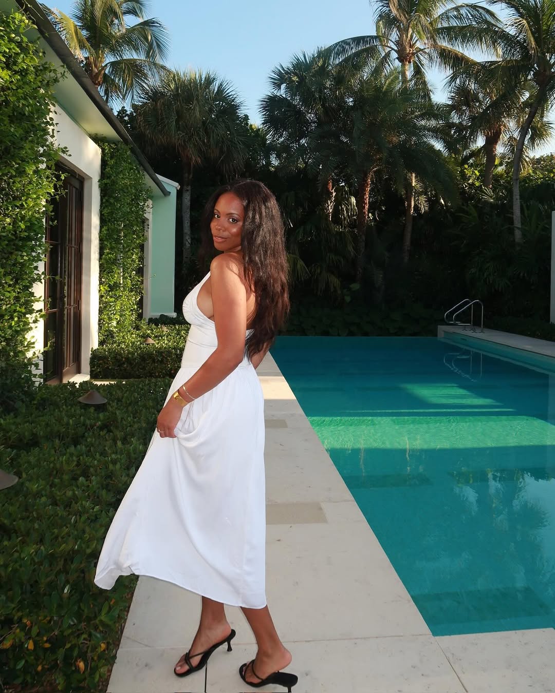 Woman with Palm Beach style.