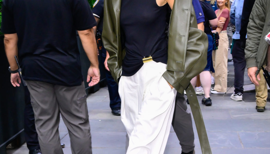 Believe It Or Not, This Is The Expensive-Looking Shoe Color Trend Fashion People Are Wearing With White Pants