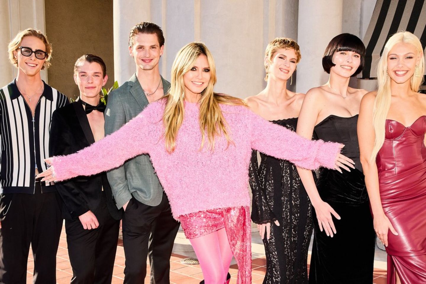 Heidi Klum mit ihren Finalisten und Finalistinnen: Moritz (v.l.), Jannik, Pierre, Zoe, Magdalena und Daniela.