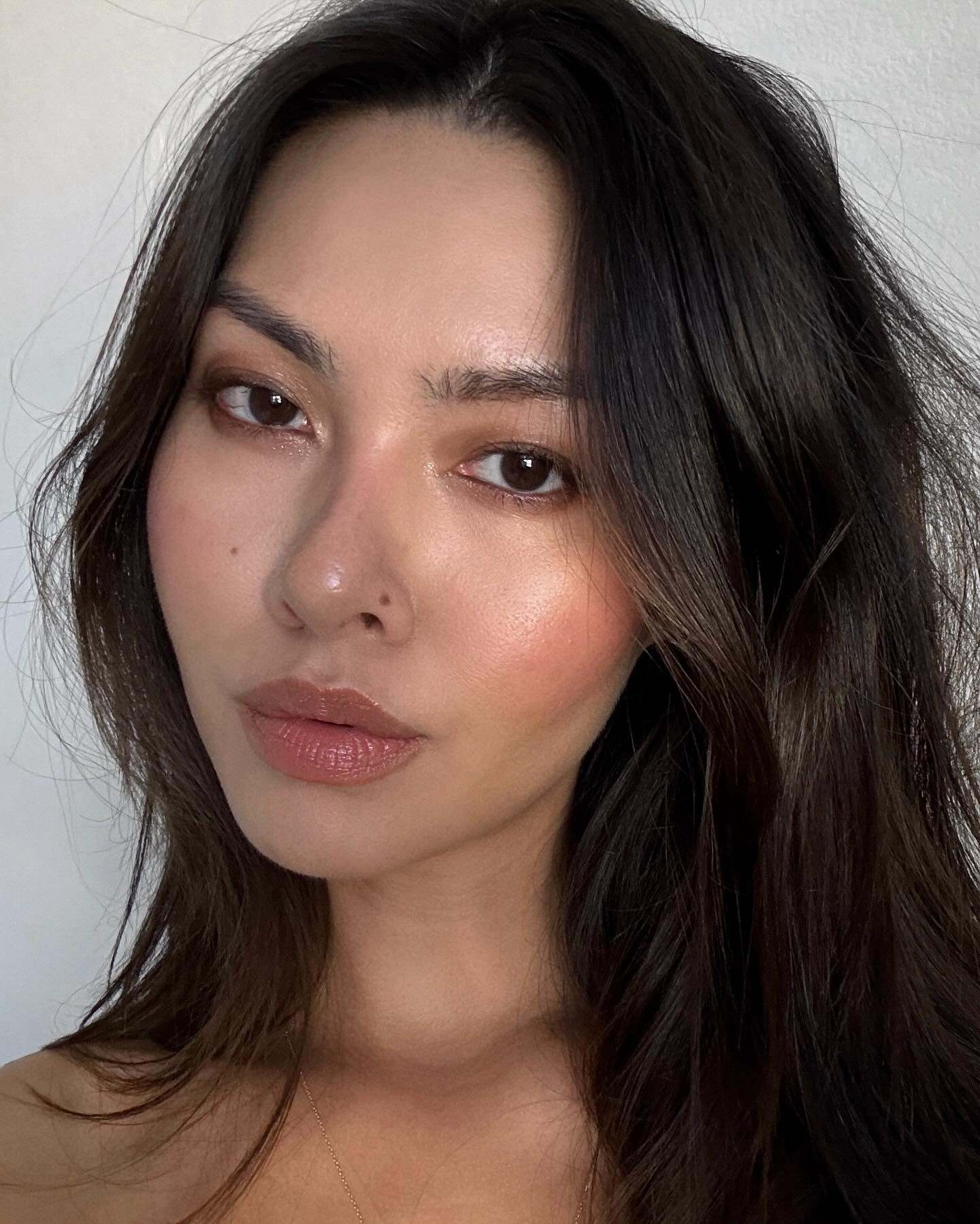 Creator @mimixn wearing toasty makeup