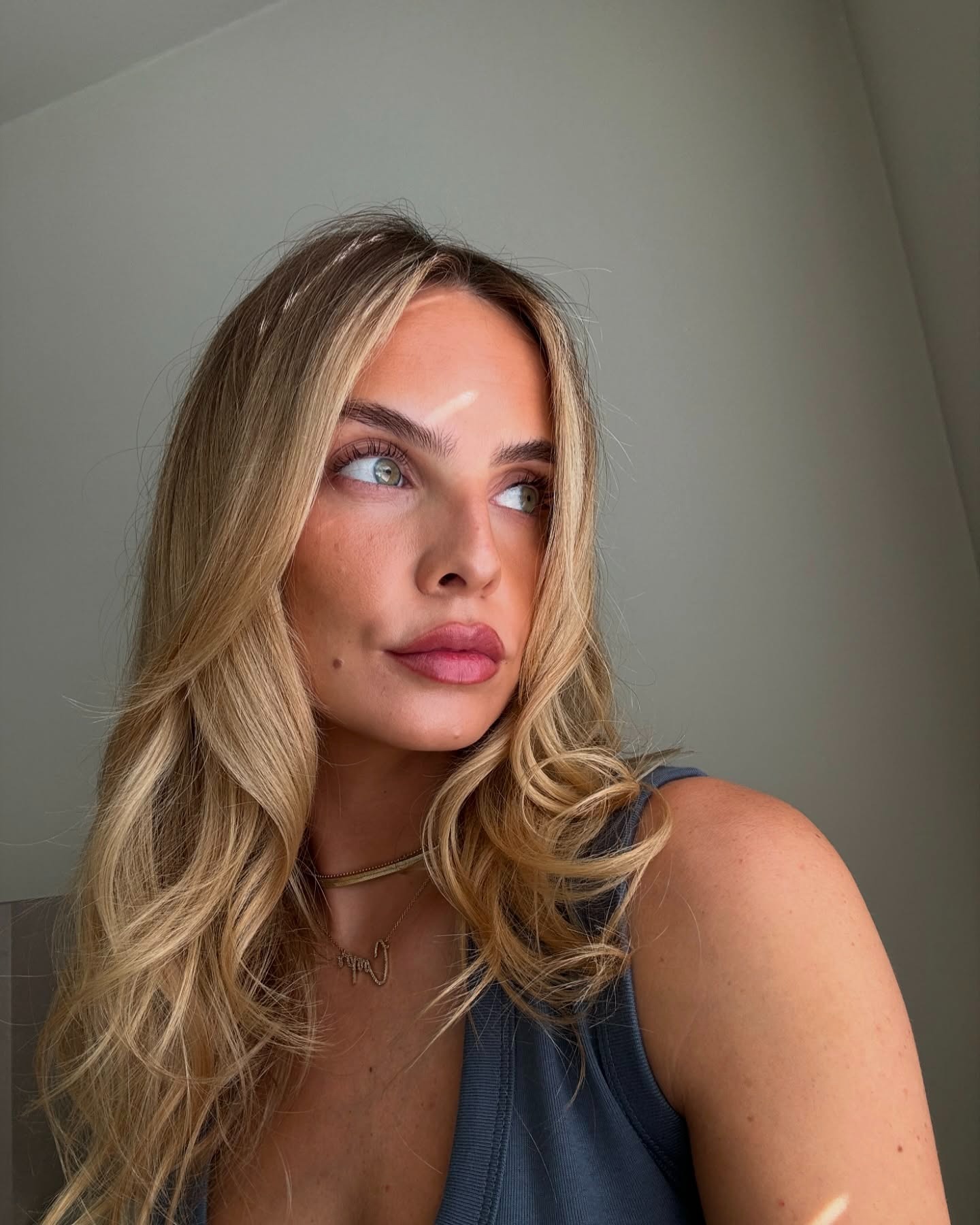 Creator @joannacoops wearing toasty makeup