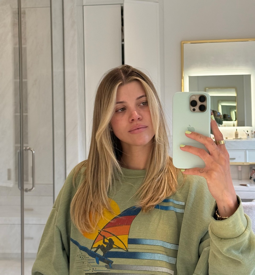 Sofia Grainge taking a mirror selfie with blonde highlights