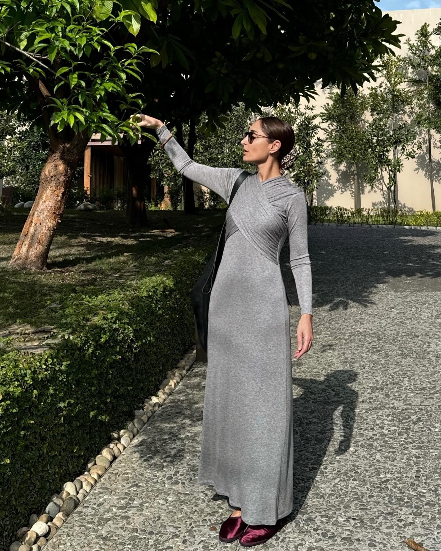 French influencer wearing a gray maxi dress and burgundy shoes