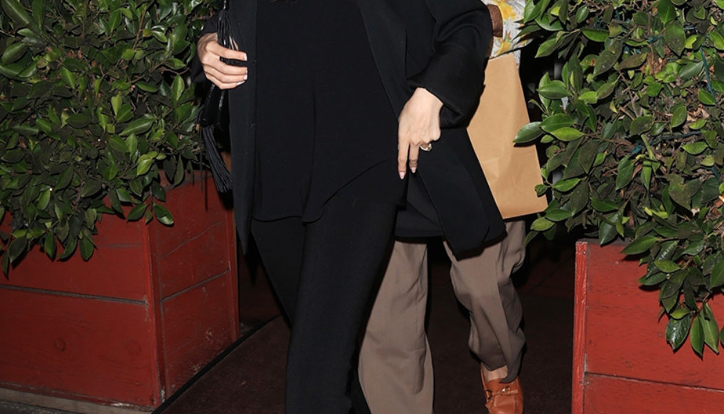 If You Want to Look Like a Chic Fashion Person, Wear This Shoe Trend With Cropped Pants