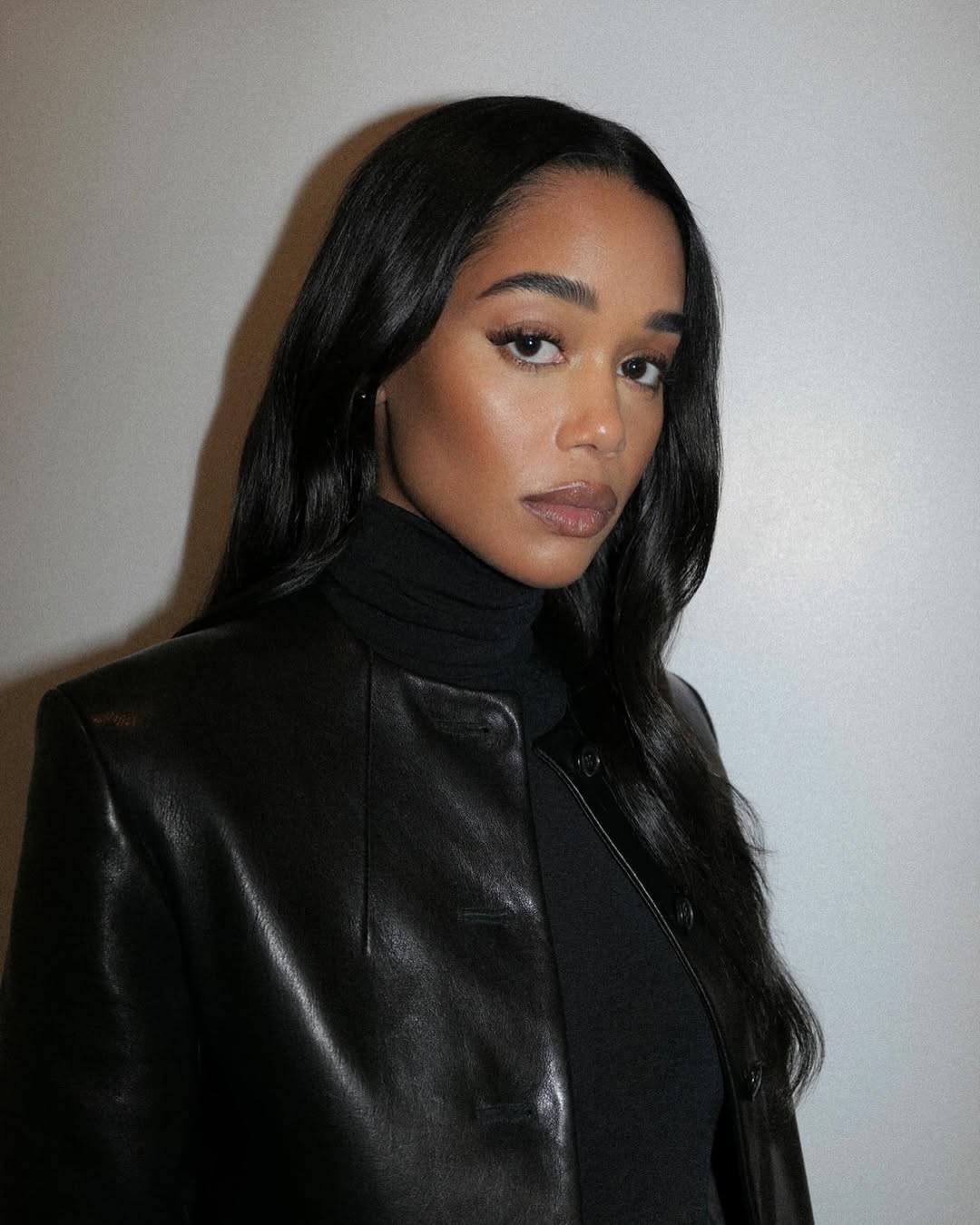 @lauraharrier shows off face-framing waves