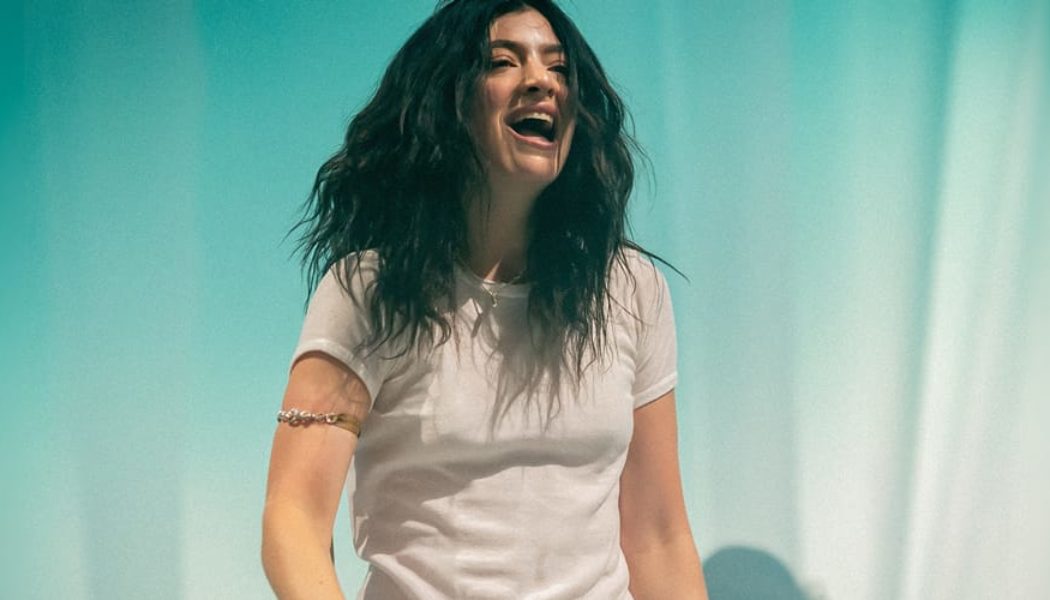 Lorde's 'Virgin' Debuts at No. 2 on Billboard 200